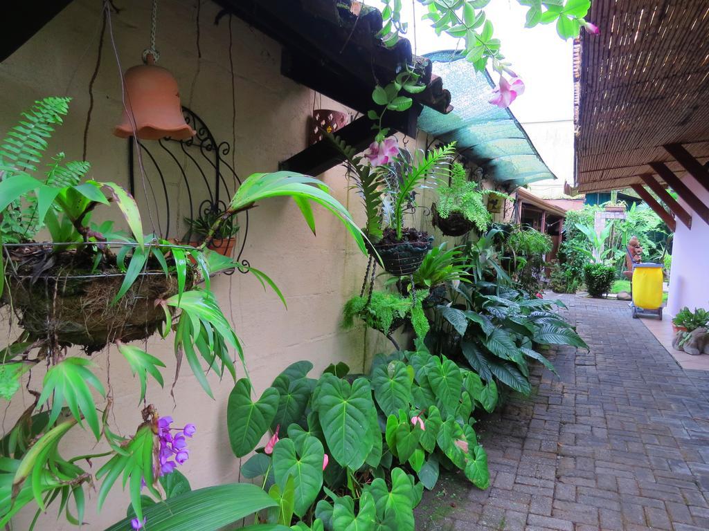 Hotel Vagabondo La Fortuna Exterior photo