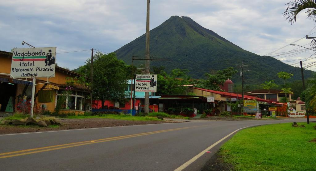Hotel Vagabondo La Fortuna Exterior photo